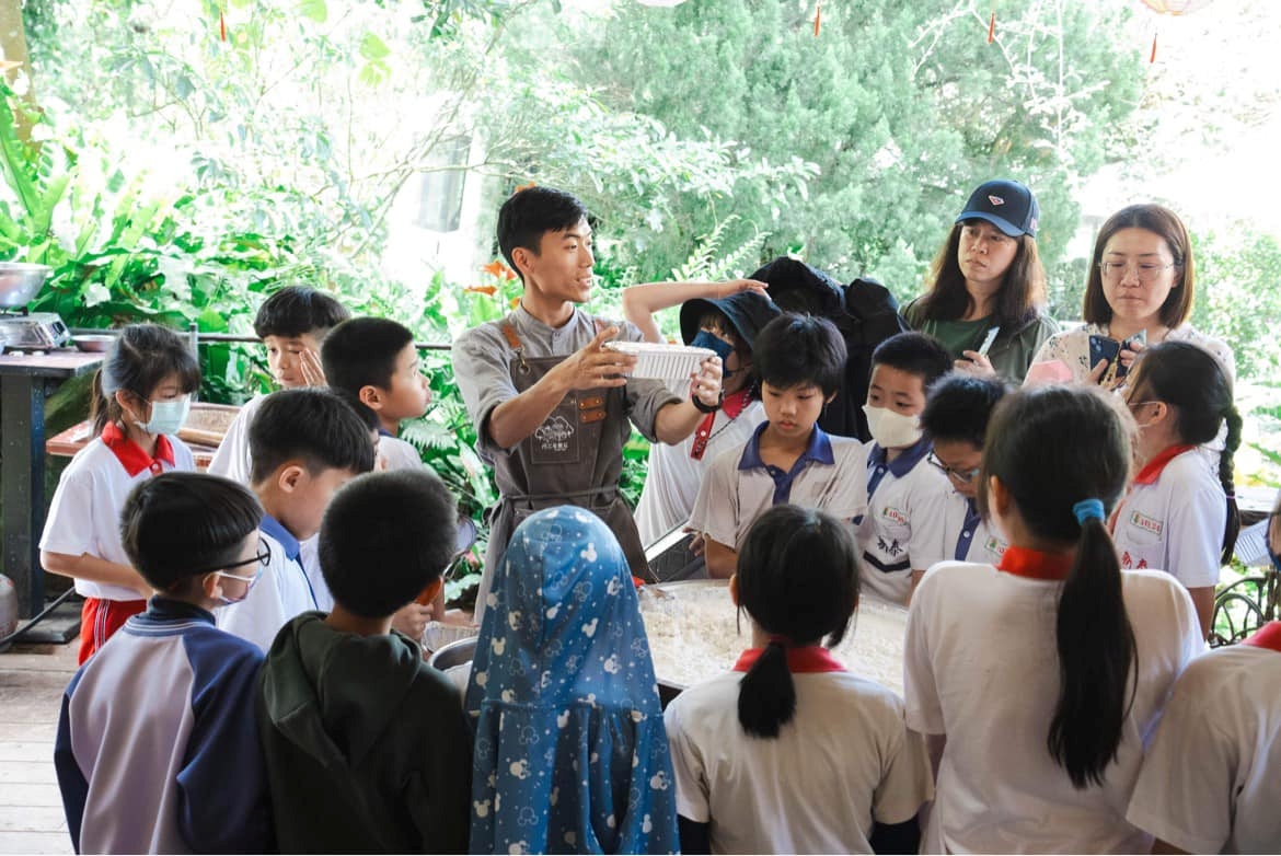 青農張哲岳於淡水經營阿三哥農莊,針對季節作物設計各式活動