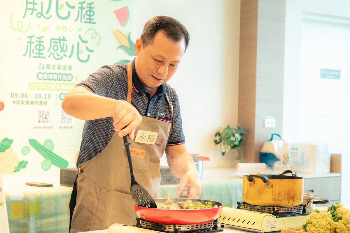 圖2.屏東縣府農業處鄭永裕處長親手料理清白花菜