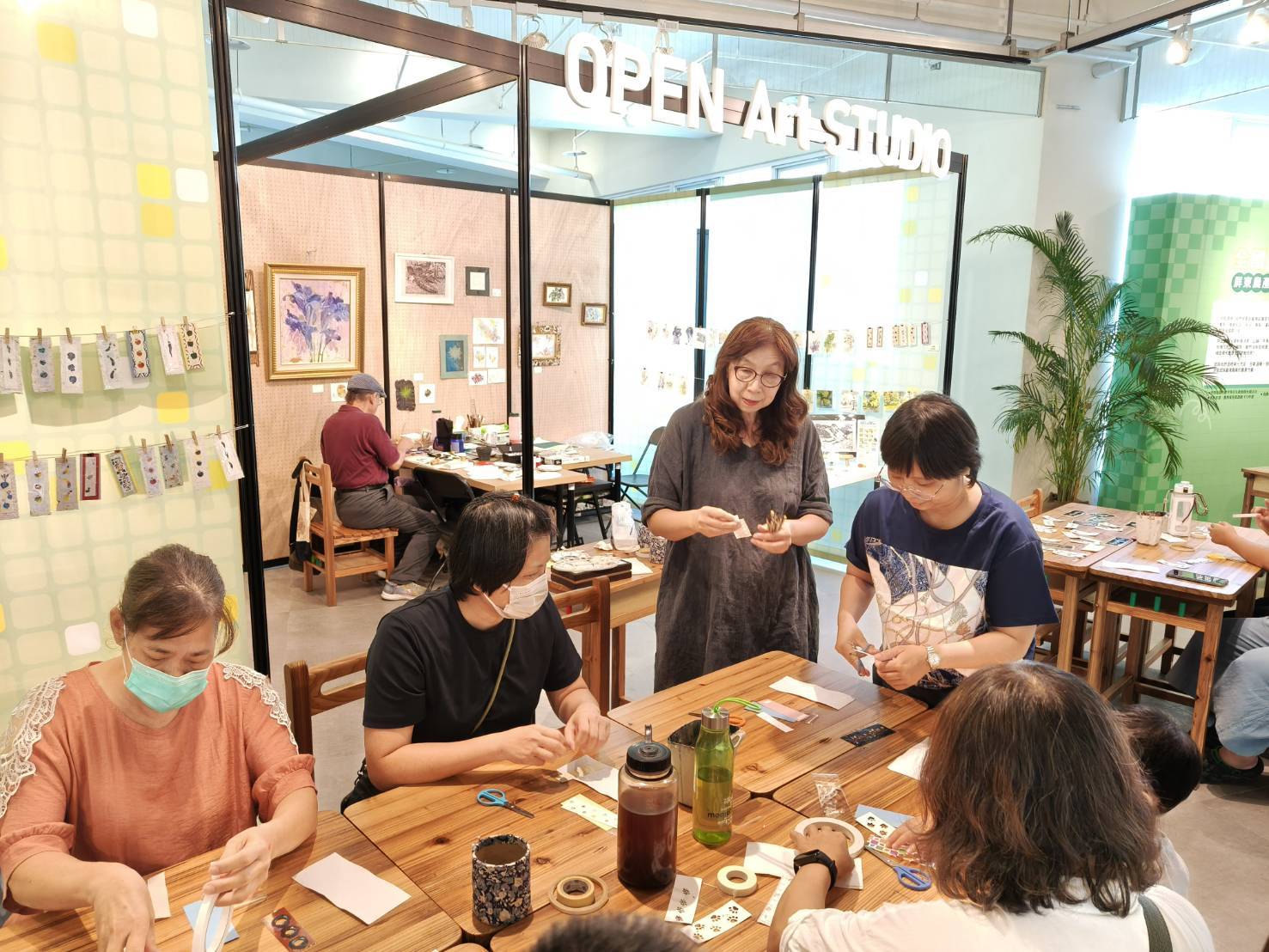 圖6.許翠華老師現場教導蔬果拓印DIY