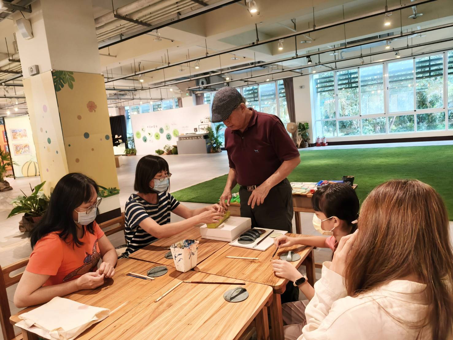 圖7.莊雅棟老師現場教導蔬果拓印DIY