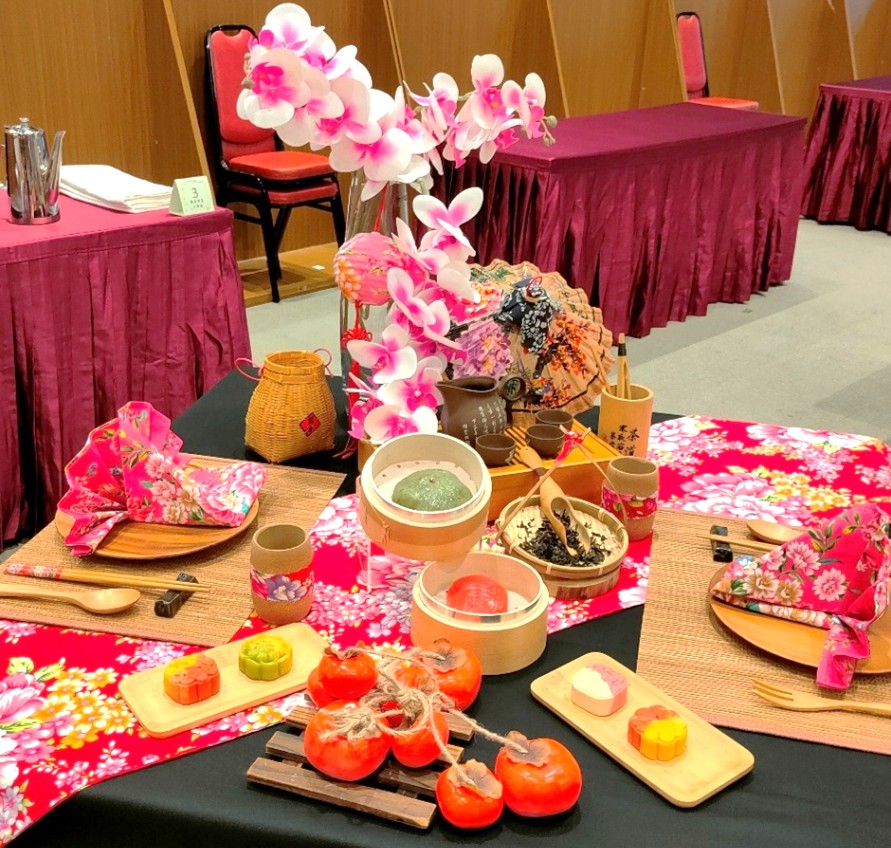 創意客家餐桌佈置大專組金牌,宏國德霖科技大學餐旅管理系丁氏梅芳《心想柿成》