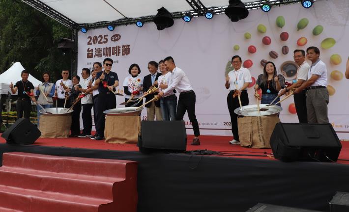 縣長張麗善與連江縣副縣長陳冠人開箱融合雙島文化特色，由雲林精品咖啡與馬祖特色美酒結合的「日光微醺」禮盒。