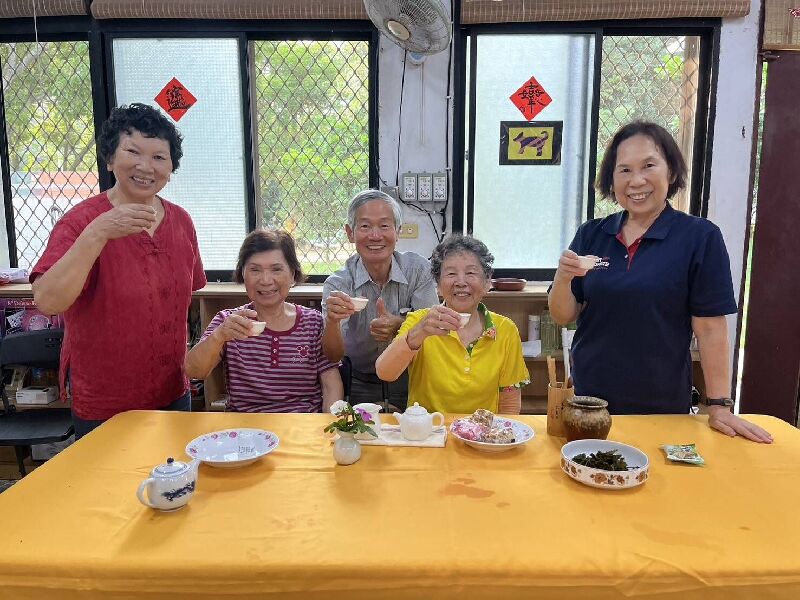 竹市共餐據點首辦「茶藝美學」課程， 開啟長者五感體驗。