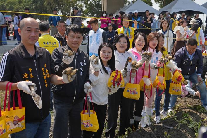 縣長等來賓與民眾一起體驗採馬鈴薯樂趣。