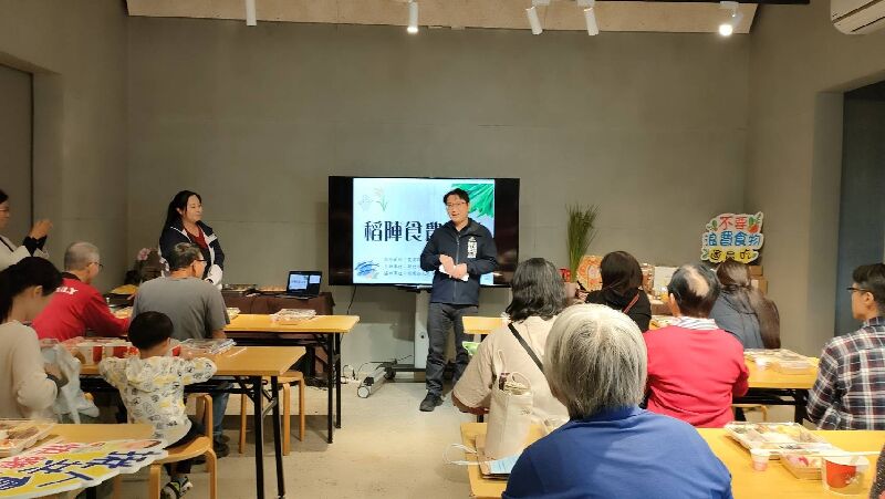 產業發展處副處長林柏志與農科院組長高千雅博士分別闡述以推動食農教育向下扎根
