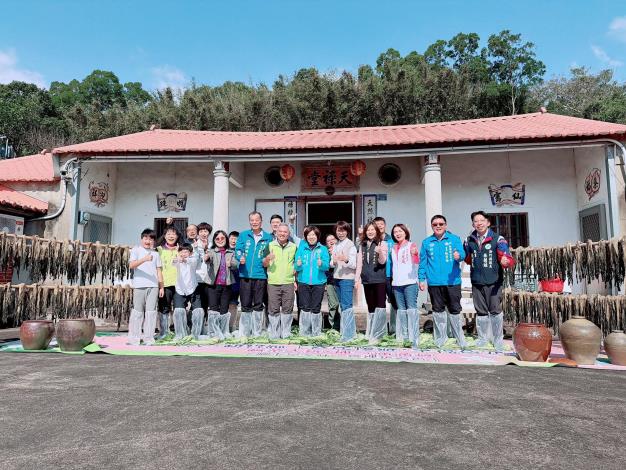 竹縣府近年積極輔導縣農會以「客庄慢遊·幸福食光」為主題，結合在地農業與觀光資源，規劃多元且具特色的客家食農教育遊程，帶遊客走進產地體驗竹縣農村文化。(縣農會提供) 的圖片