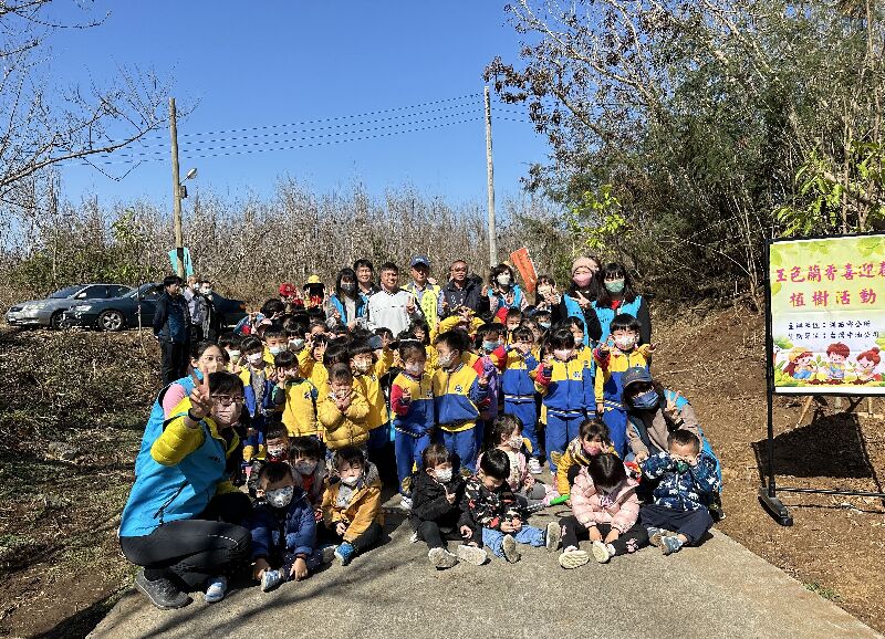 鄉長來賓與幼兒大合照