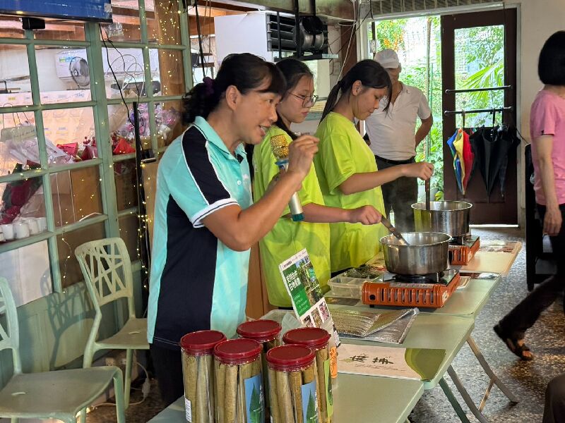 使用講師-城市耕農雞農場的新鮮黃麻葉製作消暑的麻芛湯，加入了傳統會有的地瓜、吻仔魚一起煮，也提供給吃素的學員純素只加入地瓜的版本。