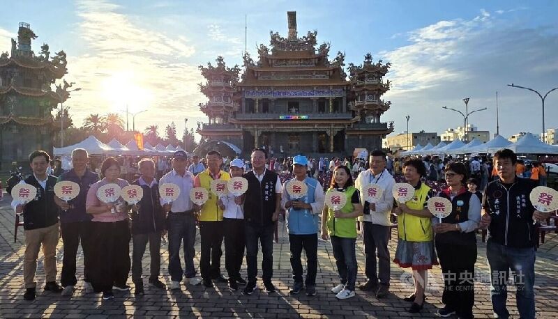 「2026馬公海洋文化漁樂祭」5日起連續2天在鎖港紫微宮前廣場登場，各界與會，場面熱鬧。