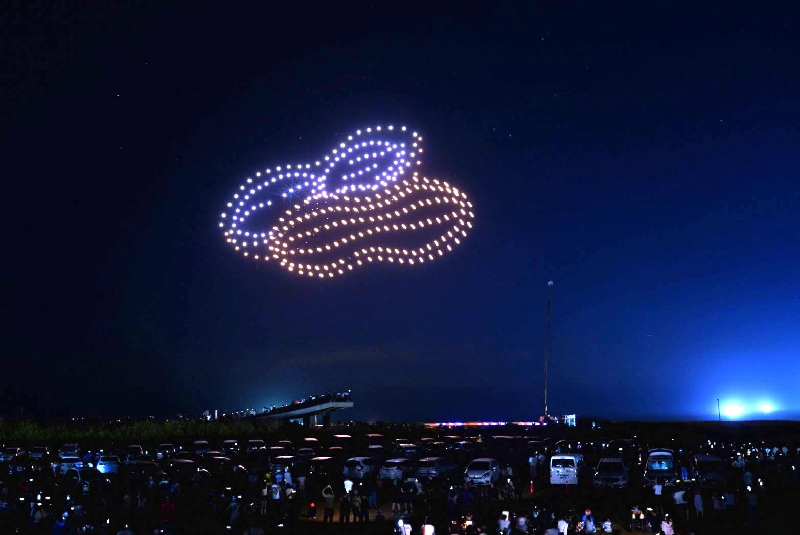 2026澎湖國際海上花火節4日晚間在西嶼鄉三仙塔盛大登場，300台無人機在夜空中依序描繪西嶼聞名的花生。