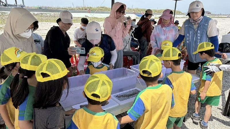 澎湖縣湖西鄉公所深化海洋環境教育，27日在白坑沙灘周邊海域放流種苗一批，現場並進行海洋教育解說，小朋友們覺得新鮮有趣，上了一堂海洋資源保育課。