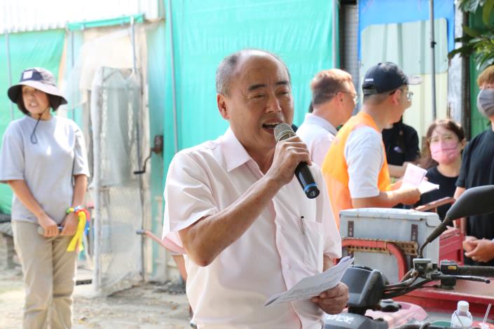 1.研考會陳仲杰副主委出席「玩具農場童樂會」，與溪北親子家庭在遊戲與體驗中感受親子共學的樂趣.JPG