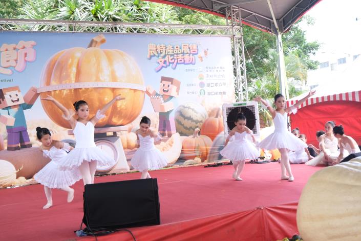 官網-舞台表演區安排魔術秀、特技舞蹈與陀螺表演等