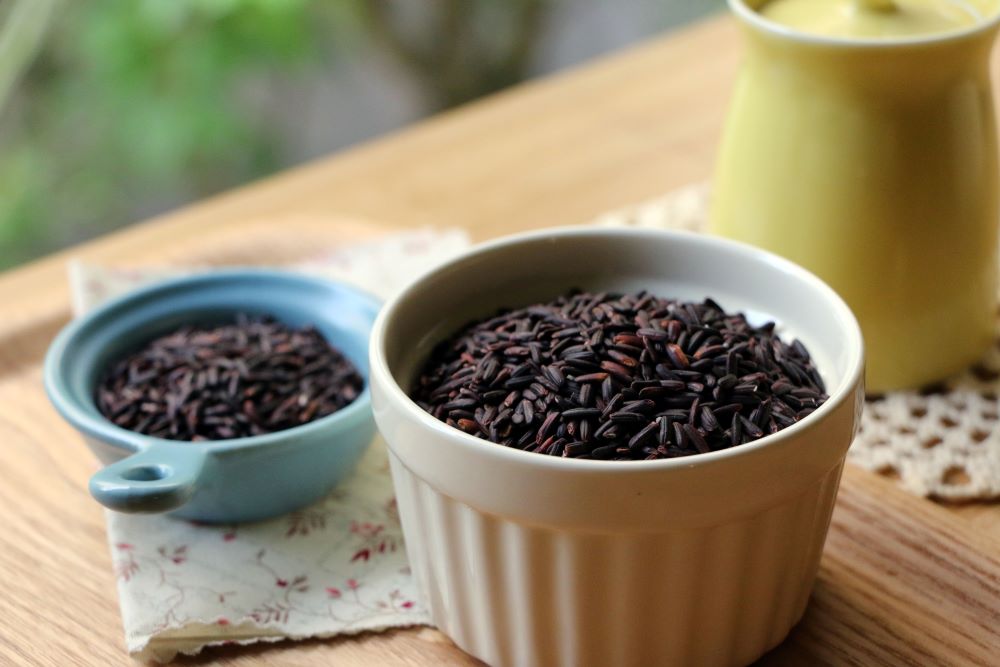 紫米和黑米都是「有顏色的糙米」,皮層富含花青素。