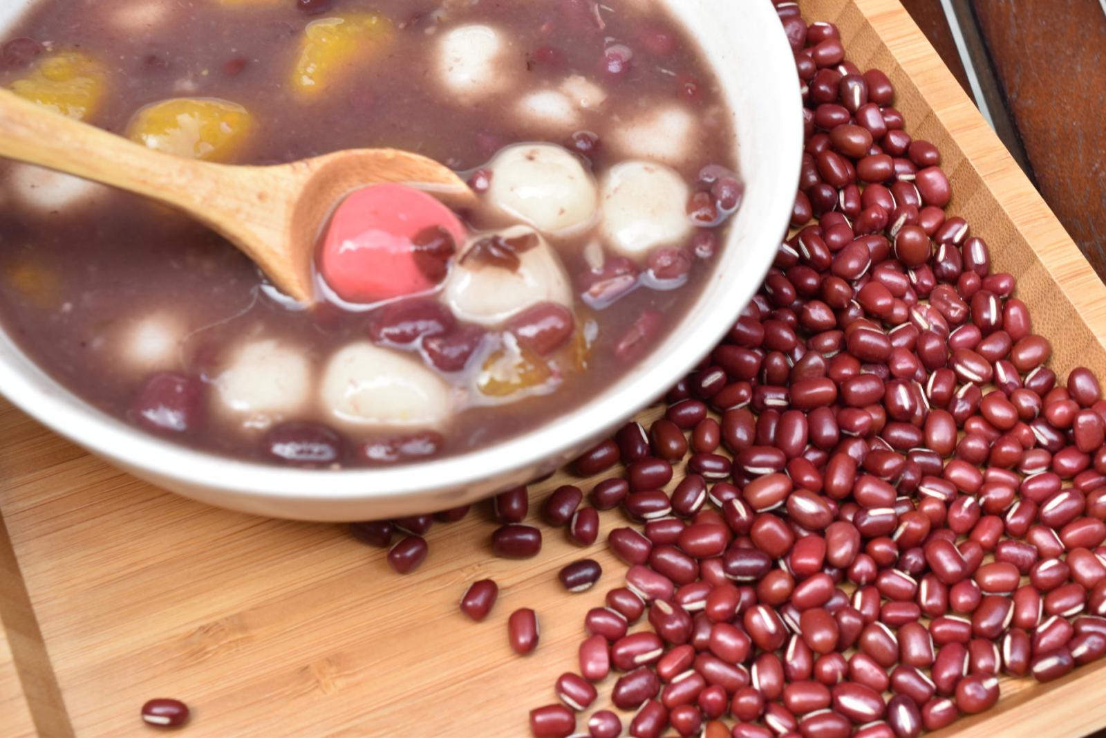 將搓好的湯圓，與紅豆一起煮， 是寒冷天氣裡的一大享受。