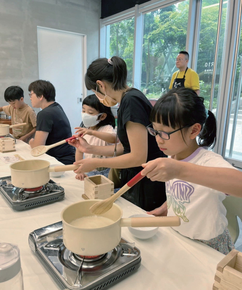 「灃食親子食育營」與科學教育館舍合作，透過手作 體驗，由農夫老師帶領家長與孩子認識六大類食物、 種植蔬菜、烹煮料理。