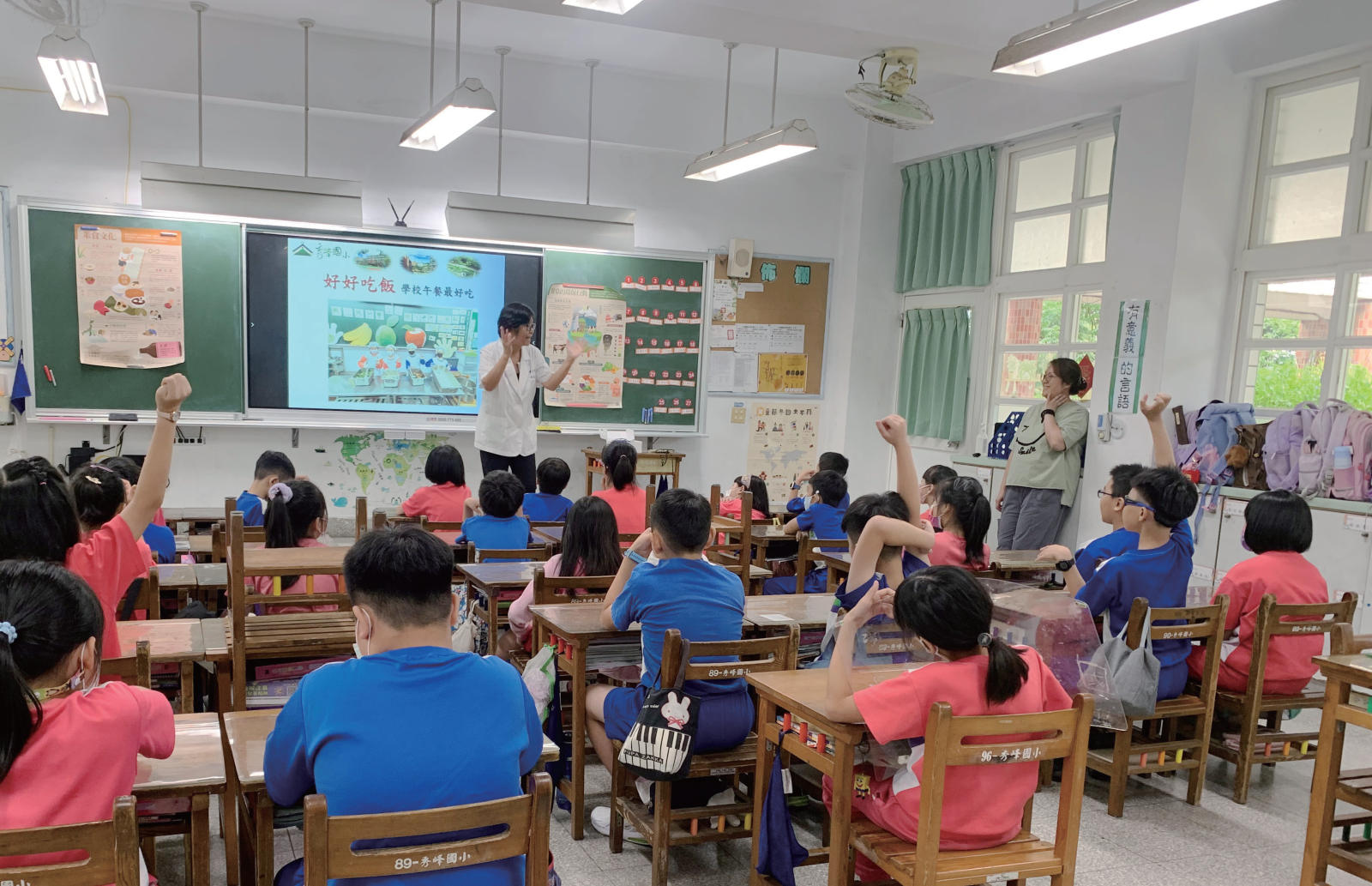 「灃食主廚之飲食知識我來教」走進校園廚房，將營養午餐美味革新與飲食知識結合，藉由主廚入校輔導協助餐點更加 美味，並提供午餐食材相關飲食小知識，幫助校園運用於教學現場，讓孩子「知」與「食」合一。