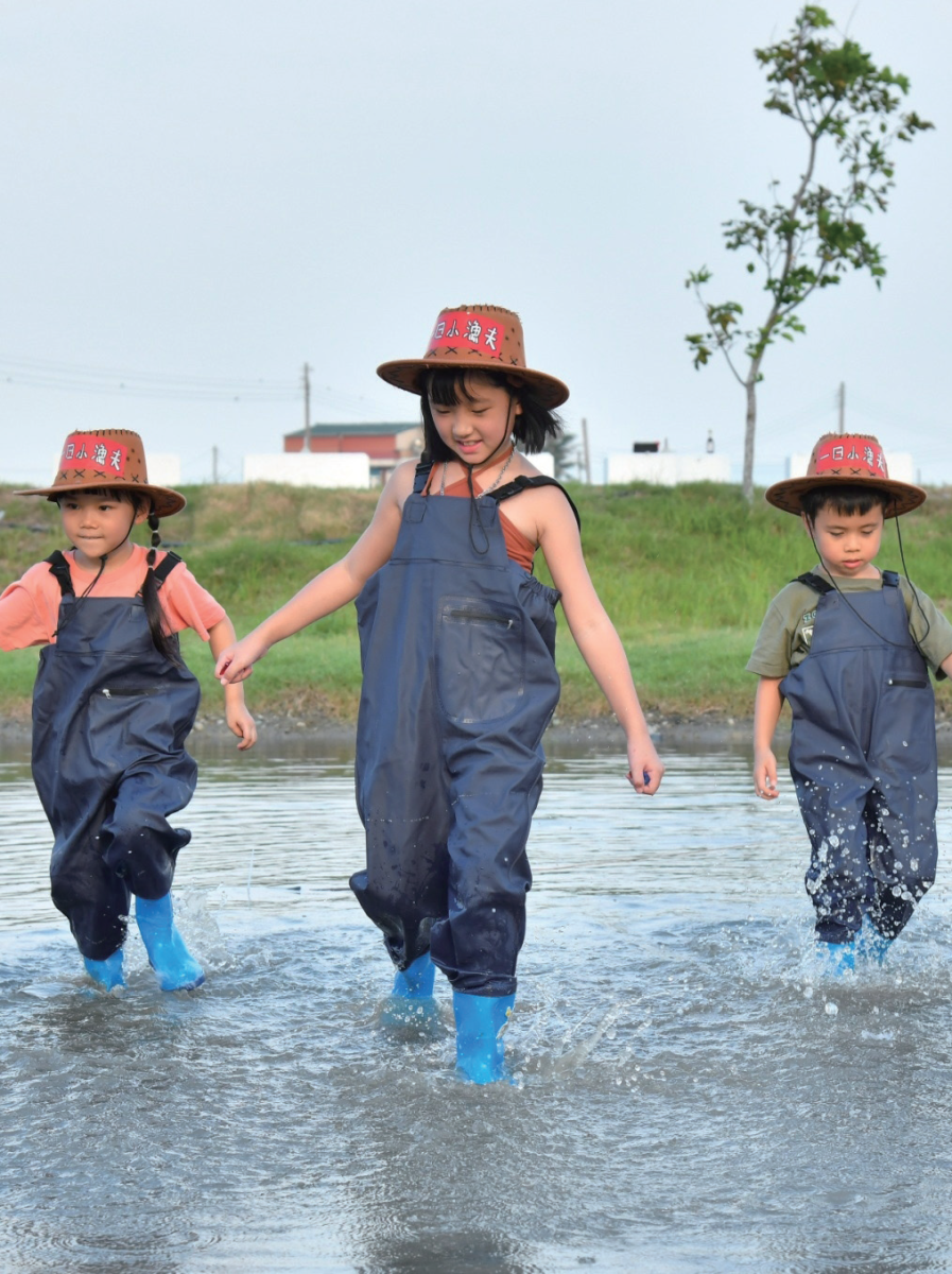 社區執行遊程濕地生態導覽， 讓參與者 了解冷排水低碳養殖原理， 進而提升環 境永續、地產地消等觀念。