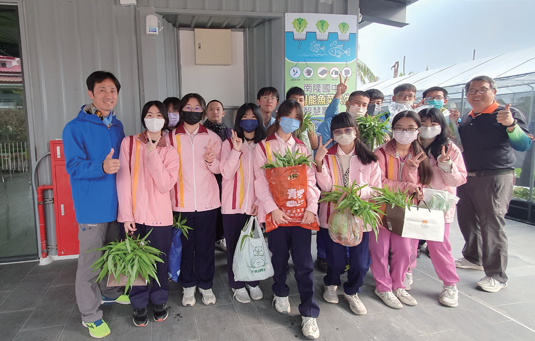 學生收成魚菜共生蔬菜不亦樂乎