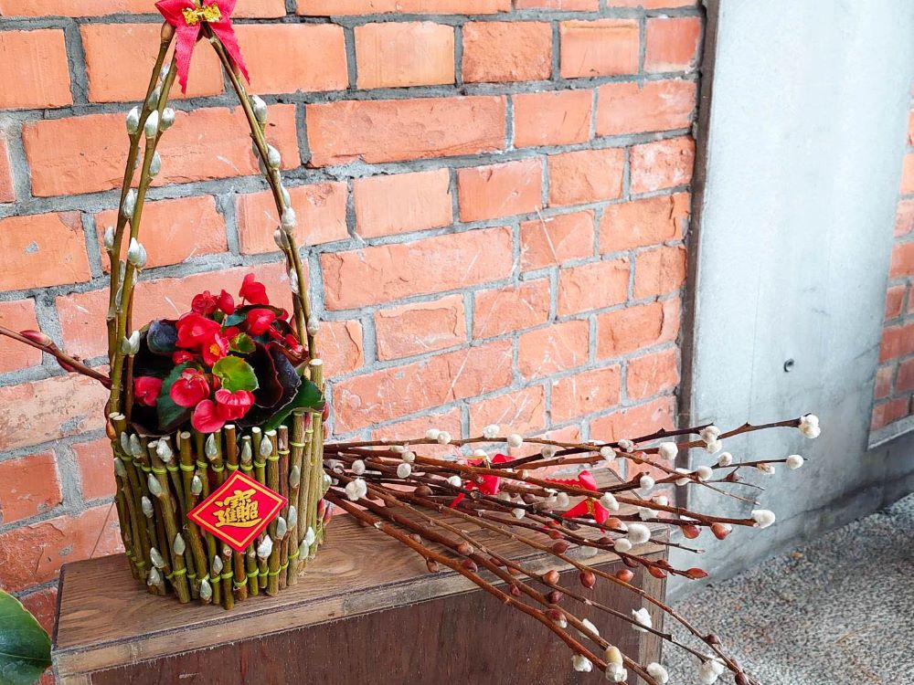 三星銀柳組合盆栽,增添年節氣氛。