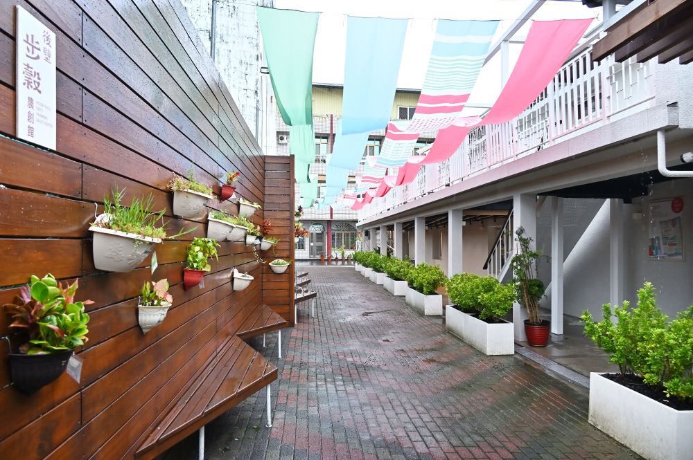 後壁農創館布旗繽紛,花草扶疏,整排木椅可讓長輩歇歇腳。