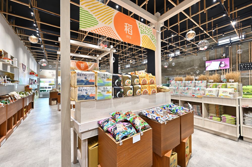 後壁菁寮老街遊客多,直銷站以展售在地農產品及伴手禮為主。