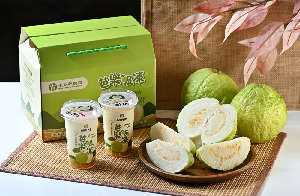 原汁原味的「芭樂吸凍」是後壁的特色好物。