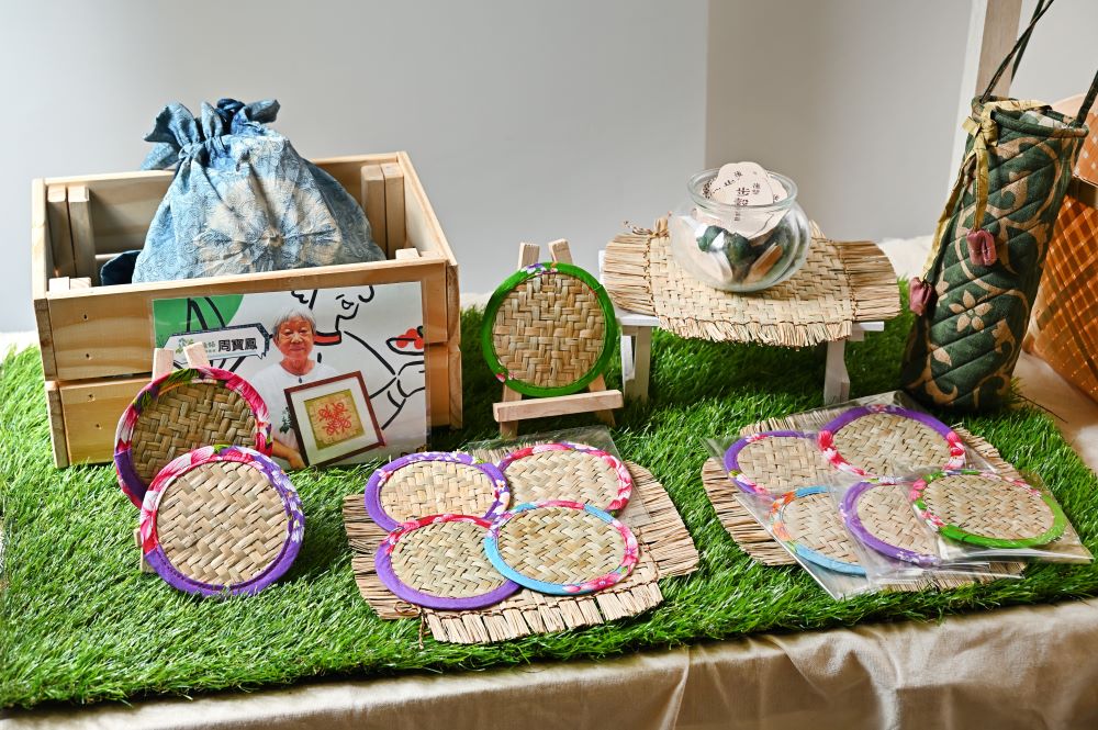 臺南後壁在地職人、綠照長輩的手作作品,令人愛不釋手。