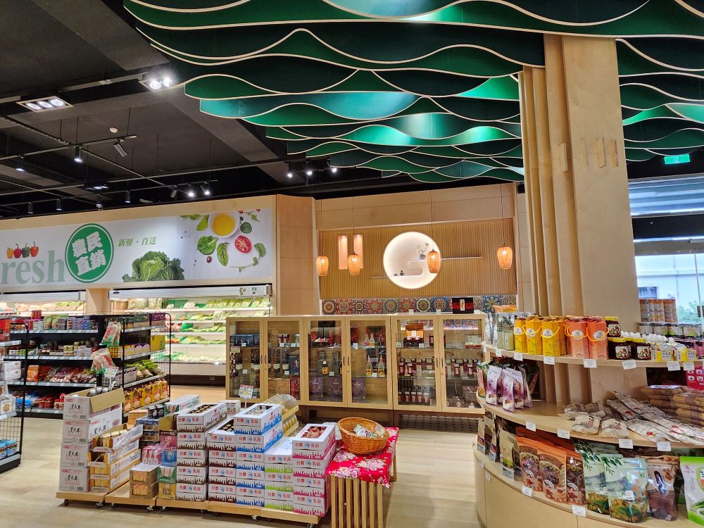 龍潭區農會以農民直銷站為平台,推出各種在地好物。