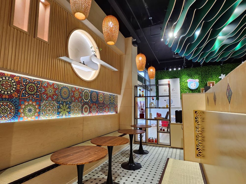 客家茶屋融入客家元素,天花板營造稻浪意象,也很吸睛。