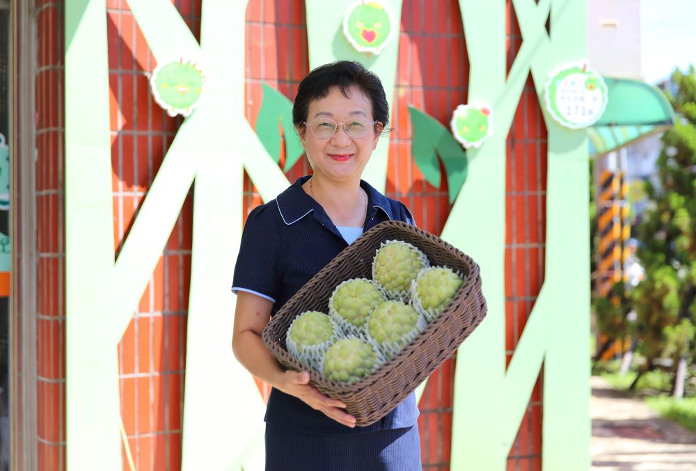 歸仁區農會總幹事翁淑雲推薦當地盛產的大目釋迦。