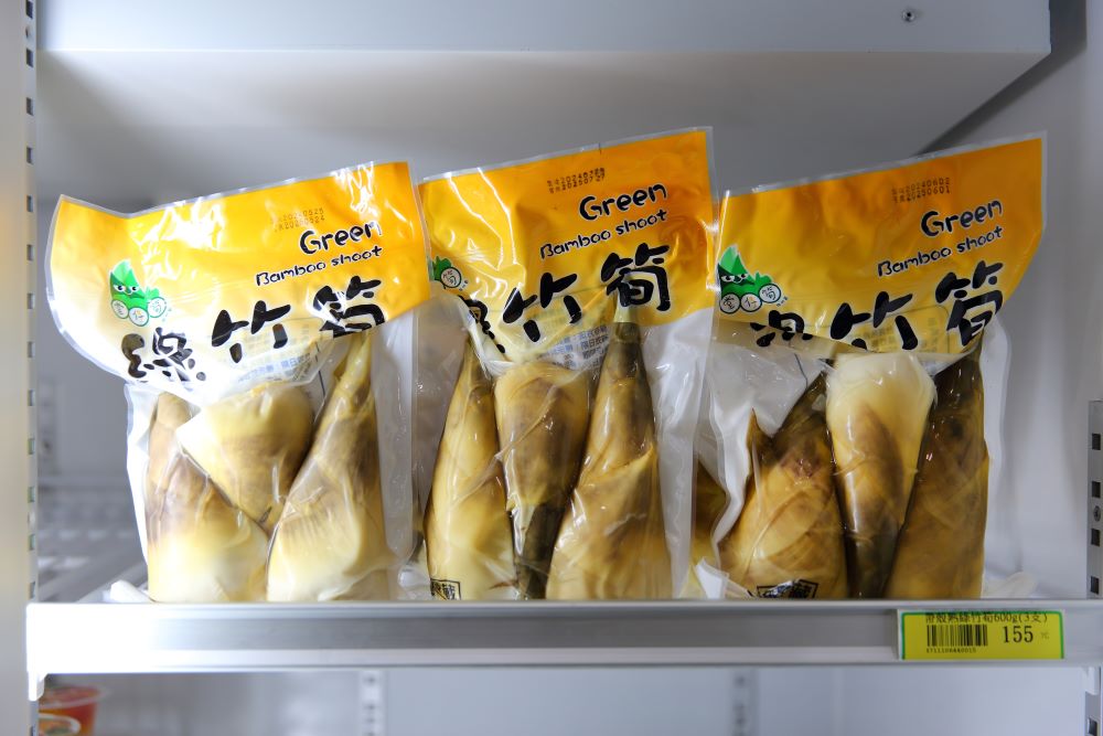 歸仁連殼一起煮的綠竹筍更鮮甜，真空包裝，打開就能吃。