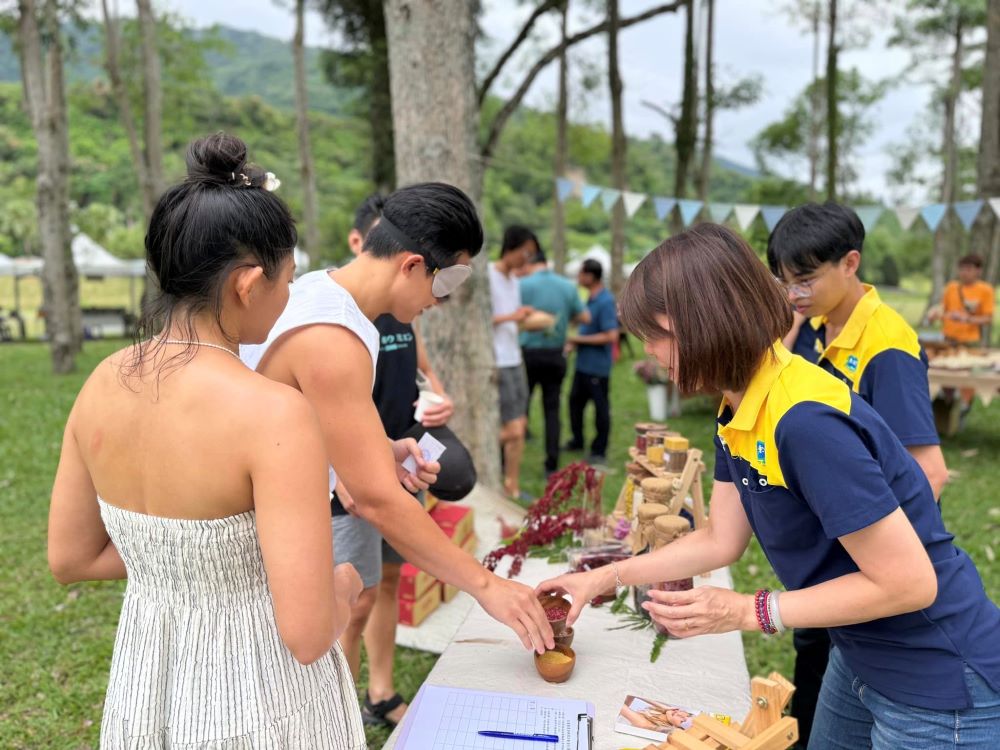 透過大地餐桌親子農遊野餐活動，了解國產雜糧的應用與食用方式。(臺東縣農會提供)