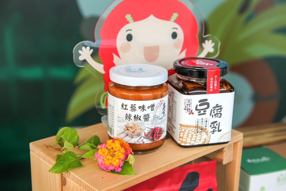 臺東在地特產—紅藜味噌、辣椒醬等。
