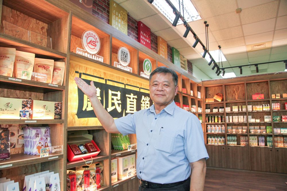臺東縣農會總幹事戴振東推薦農民直銷站小農好物。