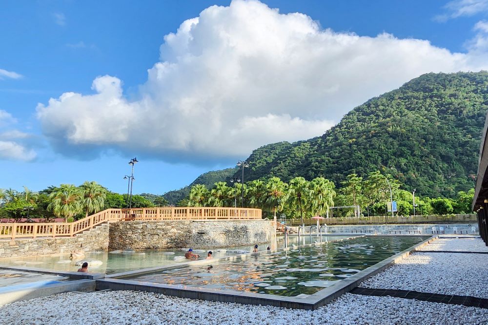 來到臺東「東遊季」，可以享受在群山之間泡溫泉的樂趣。