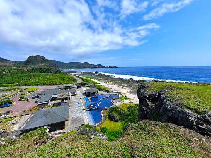綠島環島公路沿途有朝日溫泉、將軍岩、帆船鼻等,景觀秀麗。(臺東地區農會提供)