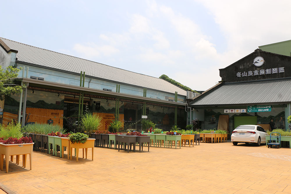 「良食農創園區」就位於冬山火車站前，交通十分便利。