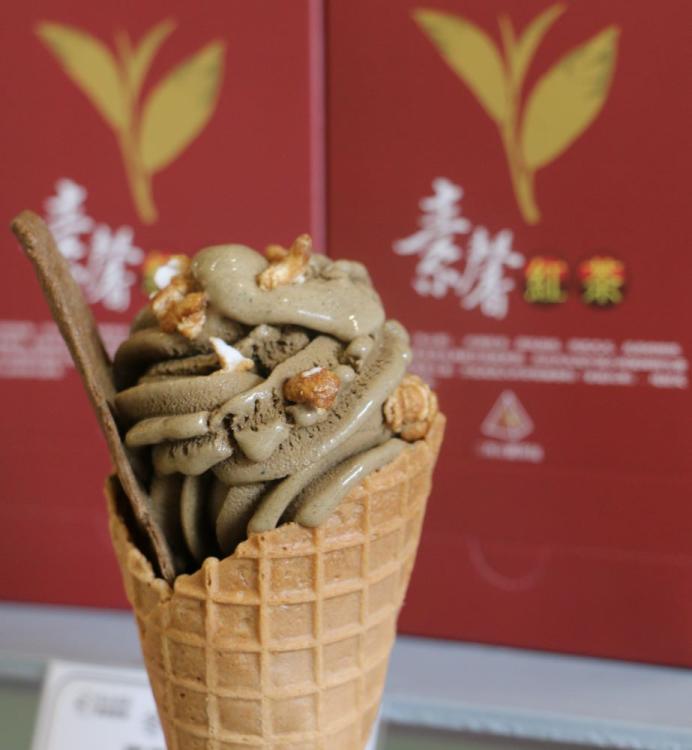 紅茶霜淇淋完美融合了冬山鄉名產:米食、紅茶、牛舌餅。