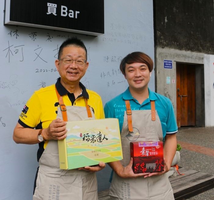 黃志耀總幹事(左)、食農教育士李明哲(右)。