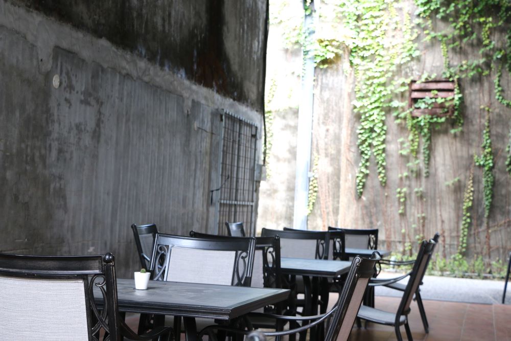 以牆面上斑駁藤蔓為背景的咖啡座，意外成為網美景點。