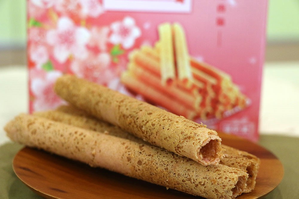 三芝農會與「2號倉庫」咖啡館合作研發的櫻花蛋捲。