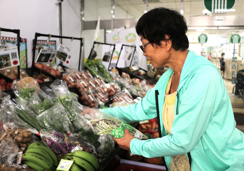 直銷站所販售小農農產品由農民自己上架。