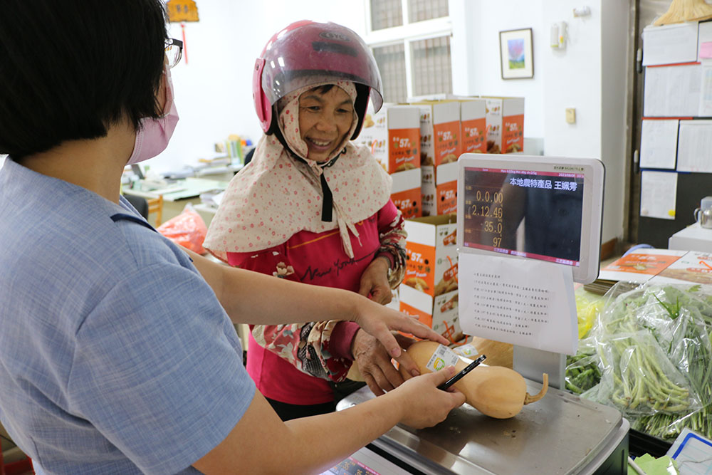 供貨小農到農會補貨、貼標籤。