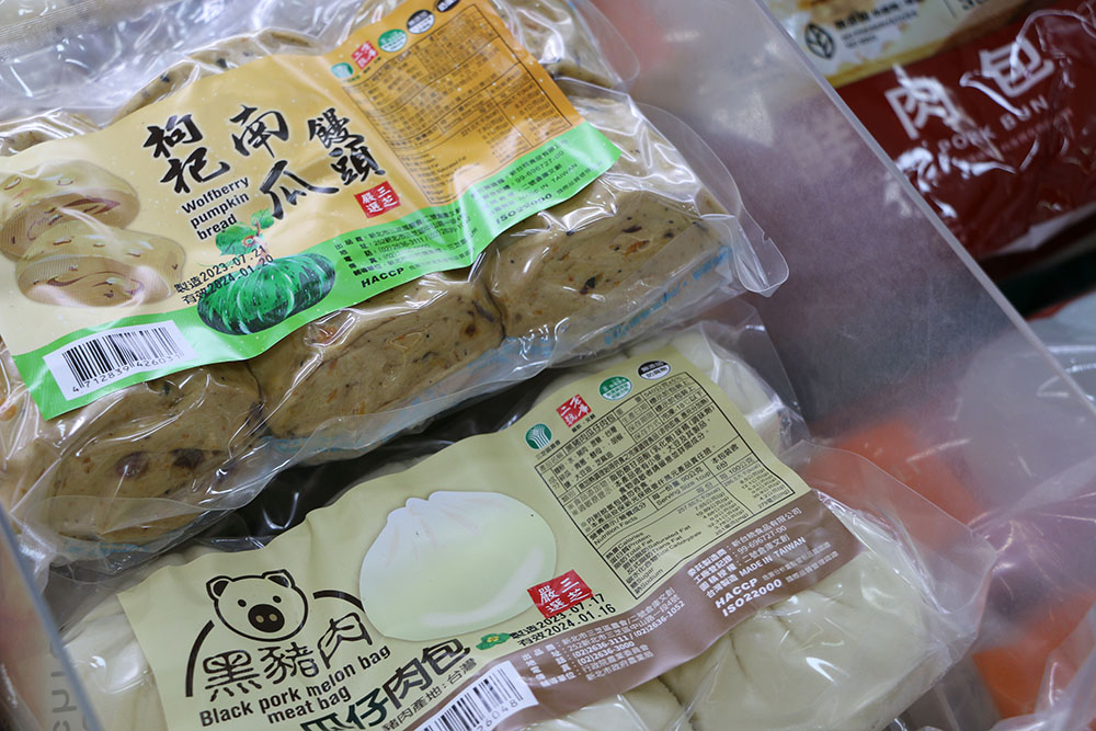 以在地農產製作的茭白筍肉包、枸杞南瓜饅頭。