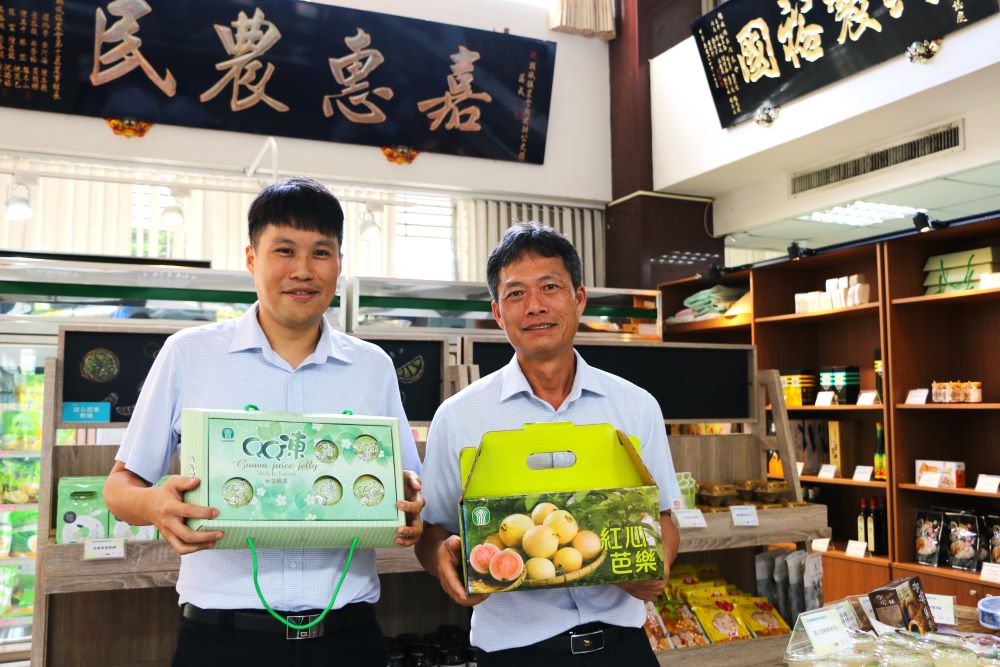 推廣部主任林清井、食農教育士游延竣大力推薦頭城的甜心芭樂與紅心芭樂