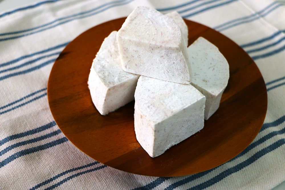 大甲社區小舖所賣的「冷凍芋頭塊」,打開包裝就能料理。