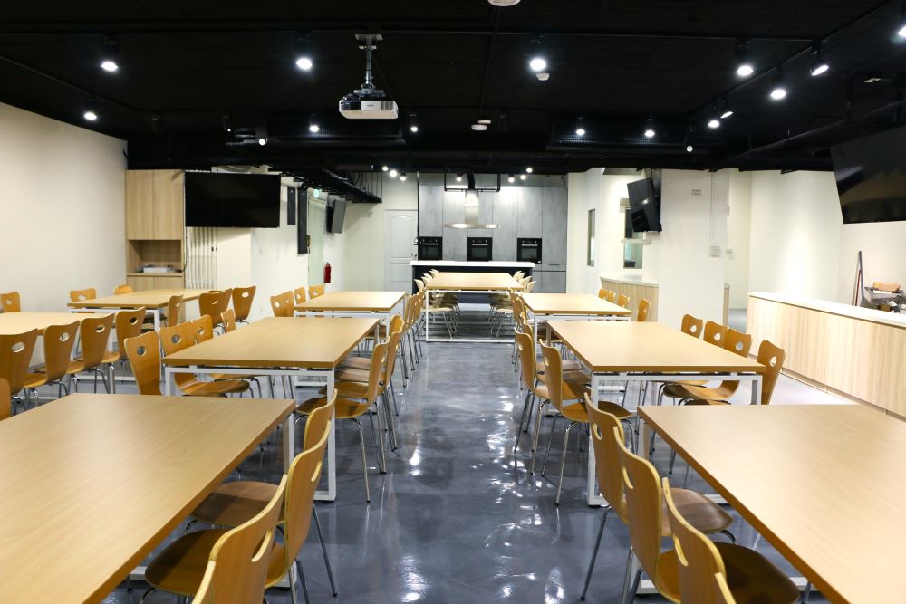 大甲農會新開張的「食農講堂」設計新穎,廚房設備相當專業。