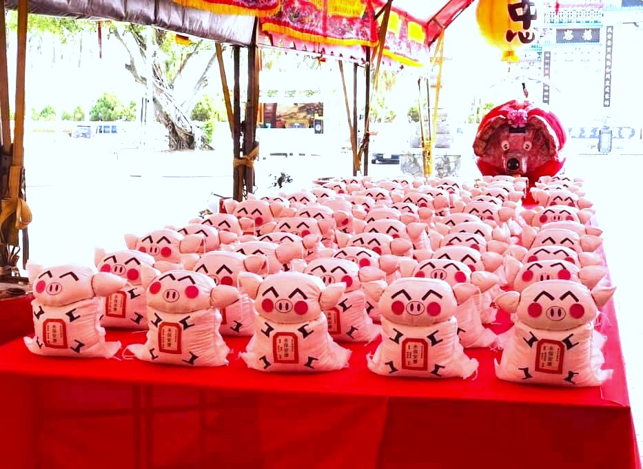 芎林農會以「米豬」創意行銷,很多人因而認識「芎林米」,一吃成主顧。(芎林農會提供)