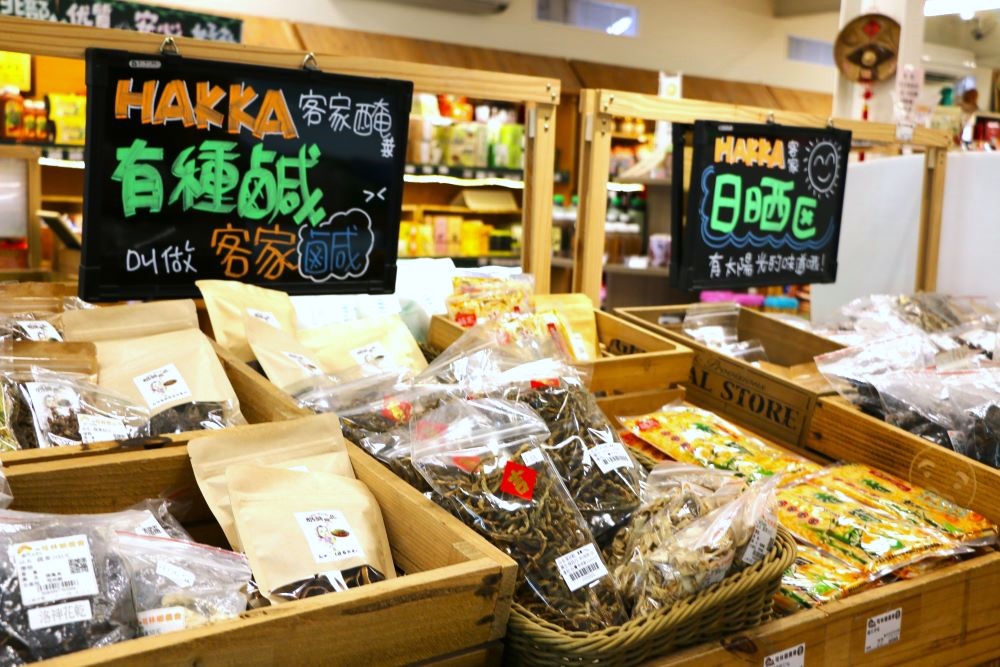 直銷站中，各種客家手作食材一應俱全。